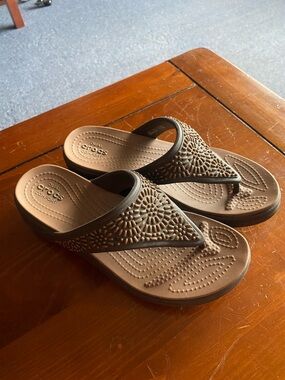 Crocs women’s size 6 sandals